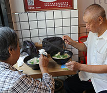 退休大爺每天都要來(lái)一碗